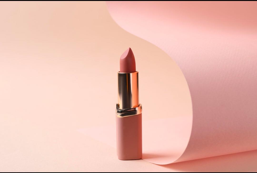 CLASSIC MATTE RED LIPSTICK - Image 2